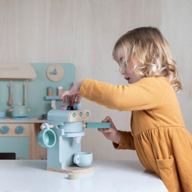 Third image for Little Dutch Wooden Espresso Machine - Start your day with a delicious breakfast! With this Little Dutch wooden espresso machine, the daily process of breakfast will become a game! Make coffee with your child and learn the flavours of espresso!