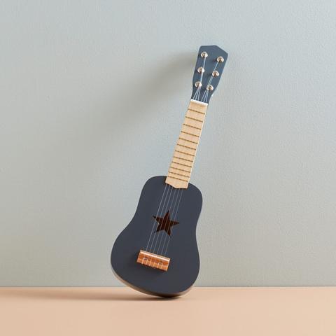 ΚC1000522 KIDS CONCEPT. Κιθάρα Star (σκούρο γκρι) - Δεν υπάρχει πιο ουσιαστική καλλιέργεια της ψυχής από τη μουσική, για αυτό και η Kid's Concept θέλει να βοηθήσει τα παιδιά σας να την αγαπήσουν όσο νωρίτερα γίνεται! Η Kid's Concept μας φέρνει μια κιθάρα 6 χορδών για τους εκκολαπτόμενους ροκ σταρ! Αυτή η μικρή κιθάρα είναι ιδανική για να έρθουν τα μικρά παιδιά στην πρώτη τους επαφή με τη μουσική, καθώς είναι εύκολη στο κράτημα και τα παιδιά θα διασκεδάσουν κάνοντας ήχους και παίρνοντας μέρος σε μουσικές δραστηριότητες. Οι κιθάρες είναι χειροποίητες, δηλαδή η κάθε μία είναι μοναδική!