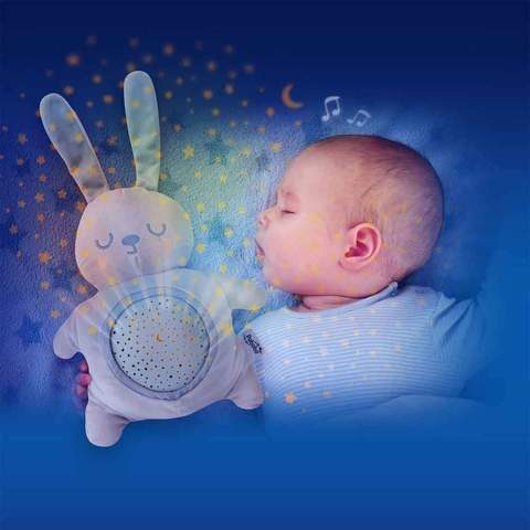 Seconds image for 2284 PSP01-RABBIT. Musical star projector-fabric bunny. Charges with AA batteries - This is definitely the ultimate solution to ensure a peaceful night's sleep. A soft stuffed bunny and a musical star projector, now combined to become one! The headlight is easily removed so you can wash the stuffed bunny in the washing machine. This little bunny creates a beautiful star-filled sky on the ceiling of the room, while playing a soft lullaby to calm the child. Colors change automatically, although parents can choose just one color if they wish. The stuffed bunny is easily removed and can be put in the washing machine. The musical star bunny star light automatically turns off after 22 minutes (15 minutes for music). Lightweight and small in size, you can take it with you on outings and trips, making it easier to stick to your sleep schedule wherever you are. Suitable for use from the first day of birth.