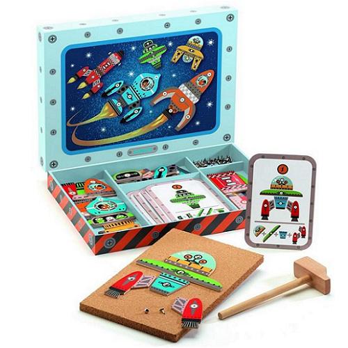 Djeco 'Space' pins Code: 06642 - Create colourful spaceships with the pins from the French company Djeco. The booklet with illustrated instructions will help you in your construction! It contains the corkboard, hammer and special nails. A game to practice the fine hand movement. Suitable from 4 to 9 years old.