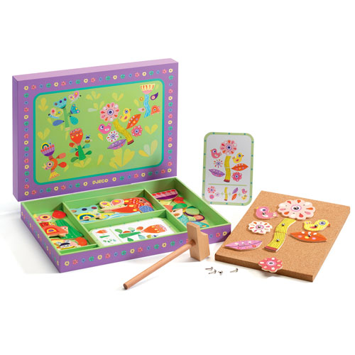 Djeco 'garden' pins Code: 06643 - The Djeco company has created a series of constructions for our little friends that helps them to improve their fine hand movement and their imagination. Pin the pieces to the special corkboard and form your colourful little flowers! Suitable from 4 years and up.
