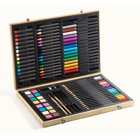 Djeco Big painting set Code: 09750 - Djeco has created a complete set of crayons in a wide variety of colours so that our little artists can paint and draw! The set includes markers, watercolors, crayons, pastels, brushes, eraser and sharpener. Easy to carry as it comes in a case (no handle). The outer surface of the package is designed to be painted by the child with which colours they like. Suitable from 6 years and above.