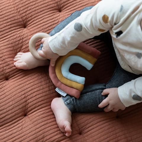 LD4901 LITTLE DUTCH. Υφασμάτινο παιχνίδι με ξύλινο κρίκο "Ουράνιο τόξο" - Δεν υπάρχει μωρό που δεν θα ερωτευτεί το αξιολάτρευτο παιχνίδι «Ουράνιο Τόξο» της Little Dutch.