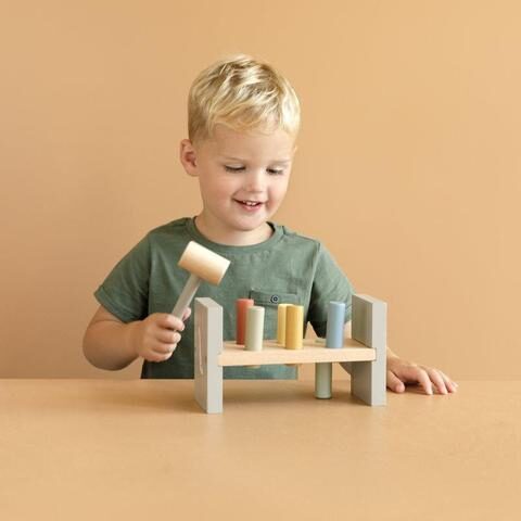 The child can hit the protruding sticks, one by one, thus doing a very good exercise for his motor skills.