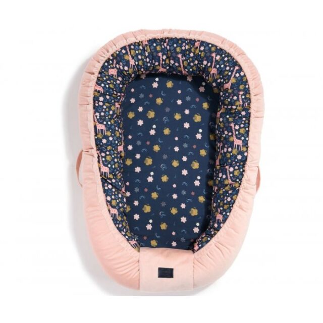 La Millou Baby Nest French Rose Jardin – Powder Pink - La Millou's "Kokon" nest hugs the baby and helps it to relax while feeling safe and protected. Thanks to our new product, your baby will now be able to accompany you in many activities, at work, while relaxing on the sofa or taking a bath.