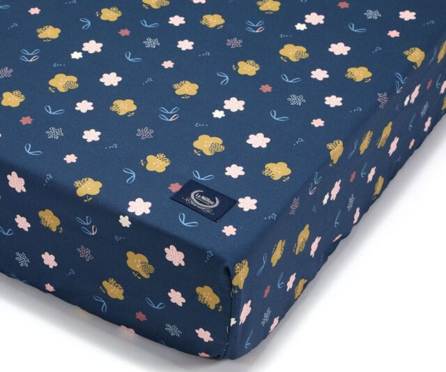 SHEET FRENCH ROSES - Sheet for cradle and cot. Thanks to the elastic band it adapts to a mattress up to 140 cm x 70 cm.