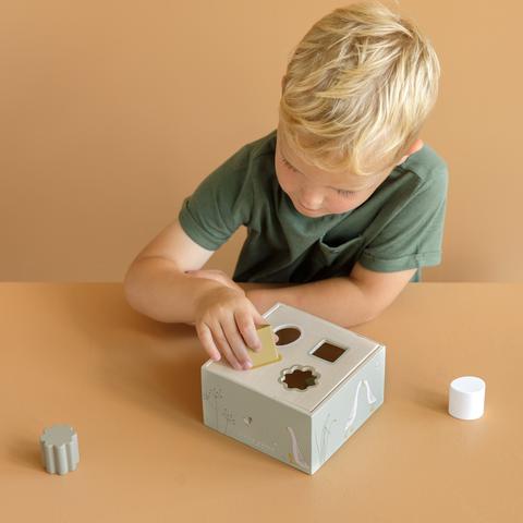 LD7024 LITTLE DUTCH. Shape Sorter Little Goose - The wooden shape sorter is a creative sorting game for children. They learn to recognize and match shapes and colours, while fine-tuning their hand-eye coordination. The box is illustrated with Little Goose and his friends at the farmer’s pond and made of sturdy wood. Little hands will easily grasp the shapes to push them into the correct opening. This classic toy is educational and fun at the same time!                                                               Dimensions