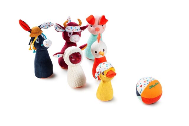 L83159 LILLIPUTIENS- Fabric bowling pins animals of Farm - An invigorating bowling game that little ones just love. Soft and colourful animal characters serve as pins and the ball has a rattle hidden inside for extra sensory stimulation.