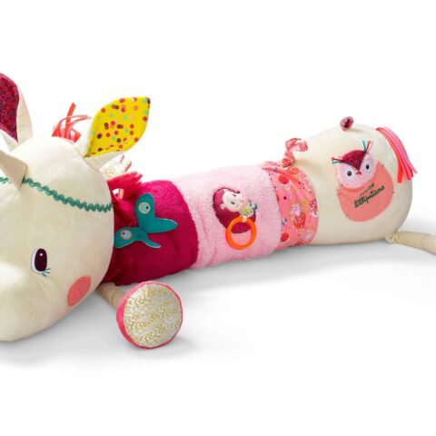 LΙ86826 LILLIPUTIENS- Fabric activity pillow Louise - Huge pillow with many activities that can also be used as a protector for the perimeter of the bed or cot. Louise the unicorn is a huge pillow with a total length of 95 cm! It can serve both as a perimeter park protector and as a child's pal. At the same time, it is an educational early childhood toy that can also serve as a decoration for the "big" bed when the child grows up and leaves the crib. Louise hides many activities, such as a rattle on one leg, crumpled paper on her wings, a hedgehog with rings, and even hides an owl in her pocket! Suitable from the first day of birth. Dimensions 95 x 22 x 30 cm.