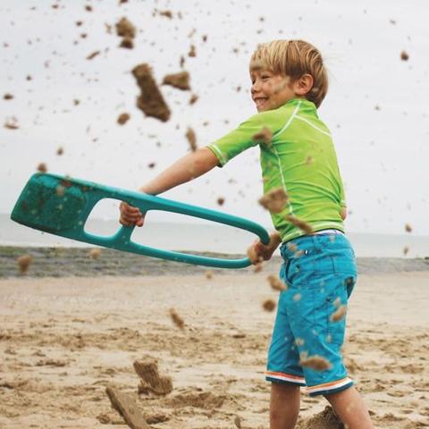 QU170808 Quut. Sand shovel with sieve (blue) - Do you remember what it was like when you were little kids playing in the sand? Now you and your children can relive those moments, thanks to the summer water-sand toys from Quut, a company specialising in outdoor toys with an original and clever design.