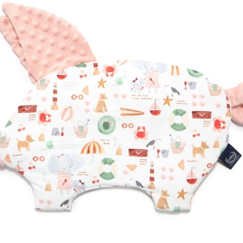 SLEEPY PIG FRENCH RIVIERA GIRL POWDER PINK - This lovely "piglet" is the perfect first flat pillow for your little one. It is evenly filled and is quite flat but soft under the head.  The Sleepy Pig is especially suitable for strollers as a gentle pillow under your baby's head. It can be used to accompany your baby during naps and walks. Thanks to its charming shape, the pillow can also be something to cuddle for your baby, which will accompany it at every step of its development.