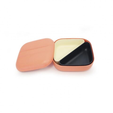 EKB70152 EKOBO. Bamboo Square bento lunch box – coral - We've updated the old brown bag lunch. Say hello to our BPA-free Bento Lunch Box! Designed for snacks or meals to go, inside are 2 removable containers to separate snacks or sides. Remove 1 or both for a full or half sandwich; its top doubles as a plate and it’s held firmly closed by a black silicone band. Note, it's not hermetic.