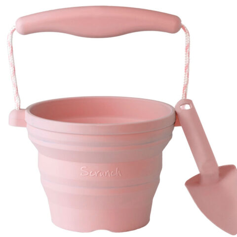 Scrunch Folding bucket set with shovel '' Dusty Rose '' - Folding Buckets for non-stop play on the beach, in the garden or in the yard, made of soft and 100% recyclable silicone!
