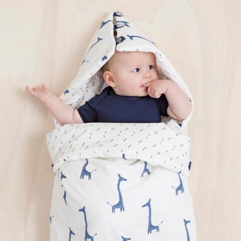 Thanks to the multifunctional openings on the back, the travel sleeping bag fits almost all prams, cots and car seats.