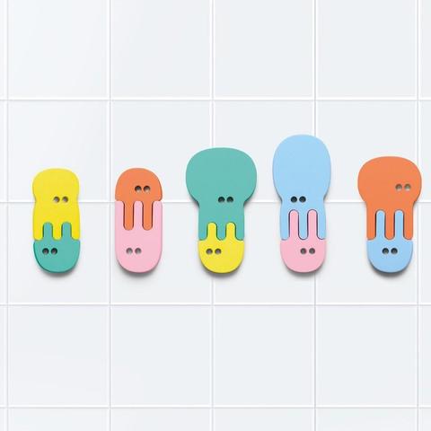QU171003 Quutopia. Παιχνίδι μπάνιου - παζλ Μέδουσες - Τρισδιάστατο παζλ για το μπάνιο, από τη νέα σειρά Quutopia της εταιρίας Quut. Τα κομμάτια του απεικονίζουν χρωματιστές μέδουσες, με τις οποίες τα μικρά παιδιά διασκεδάζουν παίζοντας κατά τη διάρκεια του μπάνιου! Παράλληλα βελτιώνουν τις κινητικές τους δεξιότητες, συνδυάζοντας διαφορετικά σχήματα και χρώματα και δημιουργώντας υπέροχες ιστορίες.