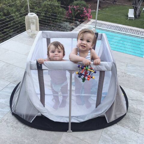 Εικόνα δεύτερη για AeroMoov Instant Travel Cot: Αναδιπλούμενο παρκοκρέβατο Μαύρο Γκρί - Είναι ιδανικό για το σπίτι για να έχετε το μωράκι σας δίπλα όταν κάνετε τις δουλειές σας, όταν μαγειρεύετε, όταν είστε μόνη και θέλετε να κάνετε ένα μπάνιο. Βάλτο το δίπλα στο κρεββάτι σας στις διακοπές στο ξενοδοχείο και στο καράβι ή βάλτε το μωρό σας να ξαπλώσει στη γιαγιά και στο παππού μετά το παιχνίδι και το μεσημεριανό τραπέζι. Έχετε κήπο; ακόμη και εκεί μπορείτε μέσα σε λίγα λεπτά να έχετε το μωράκι σας κοντά και να το απολαμβάνετε όλοι!