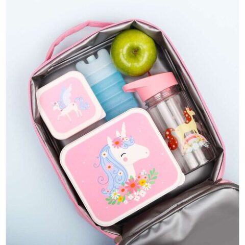 The cool bag with unicorn design is ideal for school, picnics or a day trip. The insulated bag has a handy handle, closes easily with a zipper and is large enough to take several lunch items.