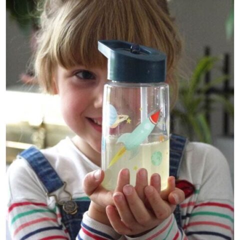 This drink bottle with space print can’t be missed in a school bag or on a day trip. The special drink spout makes spilling a thing of the past. The drink bottle is made of durable Tritan and is BPA and phthalate free. Combine this item with a space backpack or lunch box to complete the set!