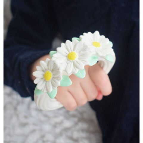 A little lovely company Teething ring: Daisy chain - Is your little one teething? This teething ring with daisies is a perfect solution. The teething toy is made with 100% natural rubber from the Hevea tree, has a subtle scent and does not contain harmful substances. Perfect for every baby or toddler who is experiencing discomfort from teething.