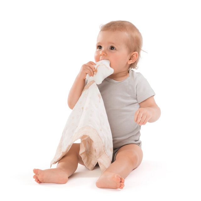 Made of 100% organic cotton, it offers the softest companion for baby.