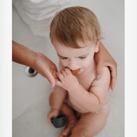 Η οδοντόβουρτσα δακτύλου στην μια πλευρά διαθέτει τριχούλες σιλικόνης για να διατηρούν τα δοντάκια του μωρού σας καθαρά, ενώ η άλλη πλευρά βοηθάει την χρήση απαλού μασάζ για την ανακούφιση των πονεμένων ούλων.