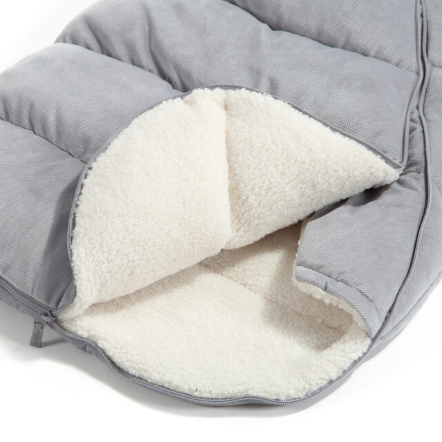 The outer fabric is a velvet reinforced with breathable and breathable membrane, which keeps baby warm even in extreme weather conditions!