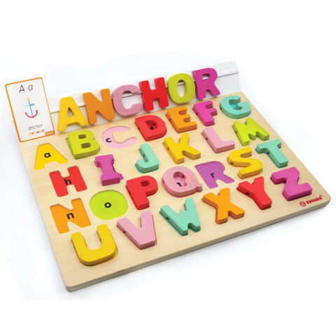 Ξύλινη επιφάνεια με αγγλικά γράμματα σε διάφορα χρώματα και κάρτες με λέξεις