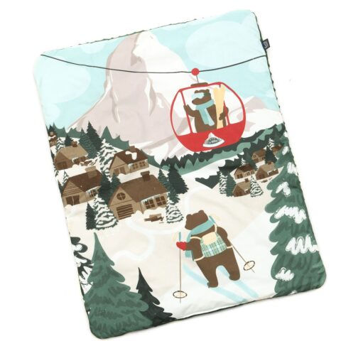 ΠΑΙΔΙΚΗ ΚΟΥΒΕΡΤΑ (M) APRES SKI TEDDY – FOREST GREEN - Οι παιδικές κουβέρτες διπλής όψης (100 cm x 80 cm ) της La Millou είναι η καλύτερη συντροφιά για τον χειμώνα.
