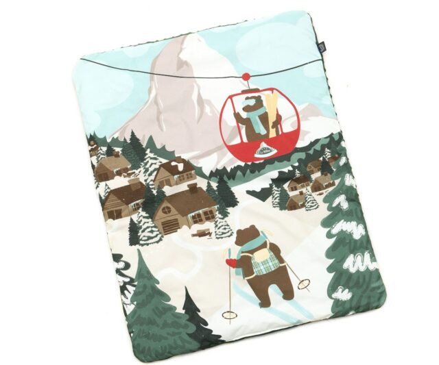 ΠΑΙΔΙΚΗ ΚΟΥΒΕΡΤΑ (M) APRES SKI TEDDY – FOREST GREEN - Οι παιδικές κουβέρτες διπλής όψης (100 cm x 80 cm ) της La Millou είναι η καλύτερη συντροφιά για τον χειμώνα.