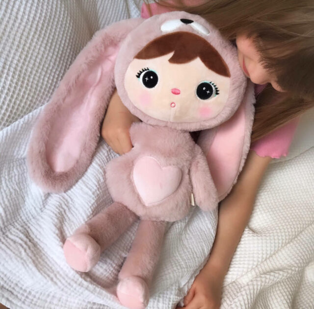 ροζ λαγός κούκλα με μεγάλα αυτιά και καρδούλα στην κοιλιά