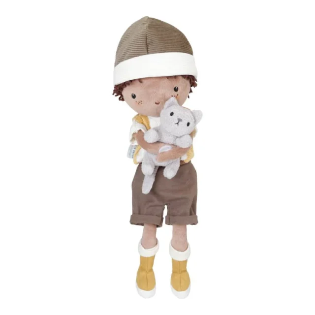 Ένας μελαχρινός κούκλος με σκουφάκι και αρκουδάκι στην αγκαλιά