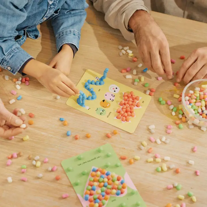 κολλήστε τα καλαμπόκια με νερό στις κάρτες